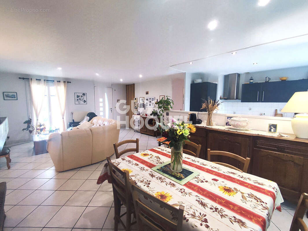 Maison à SAINT-ROMAIN-LE-PUY