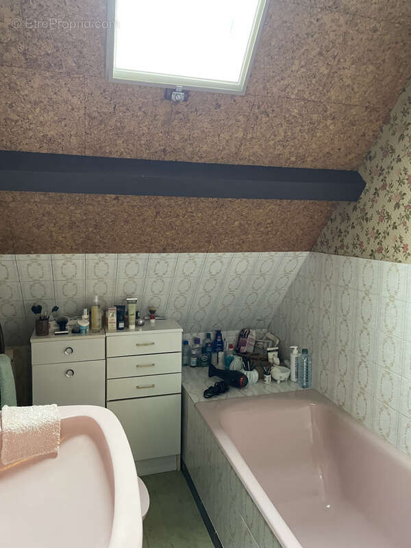 Maison à LES MARTRES-D'ARTIERE