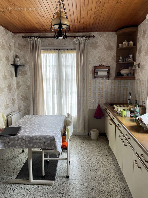 Maison à LES MARTRES-D'ARTIERE