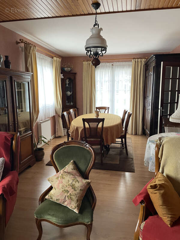 Maison à LES MARTRES-D'ARTIERE