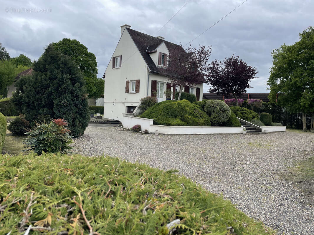 Maison à LES MARTRES-D'ARTIERE