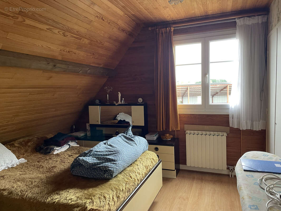 Maison à LES MARTRES-D'ARTIERE