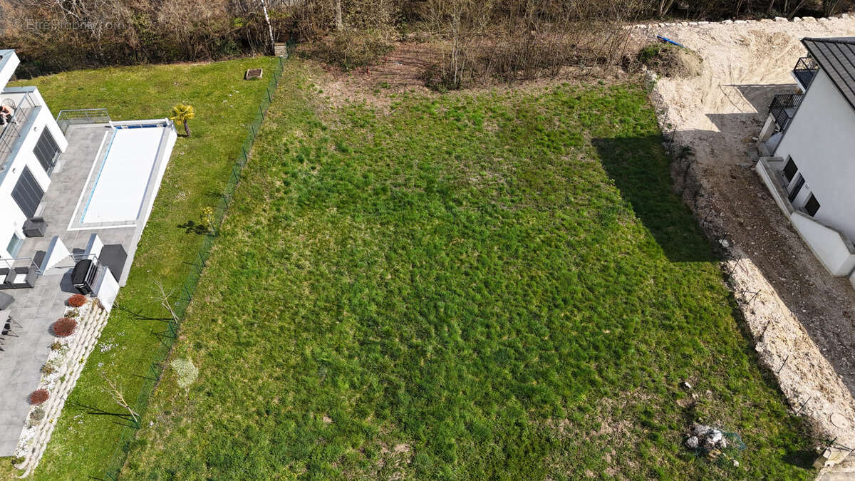 Terrain à DIVONNE-LES-BAINS