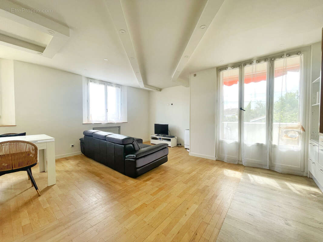 Appartement à SAINT-GENIS-LAVAL