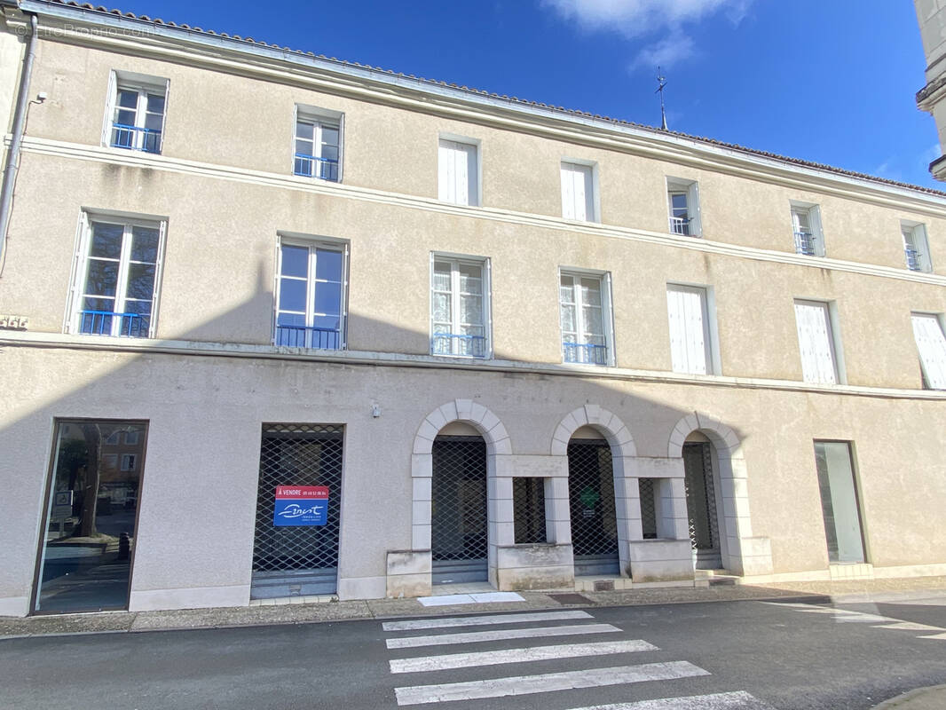 Commerce à JAUNAY-CLAN