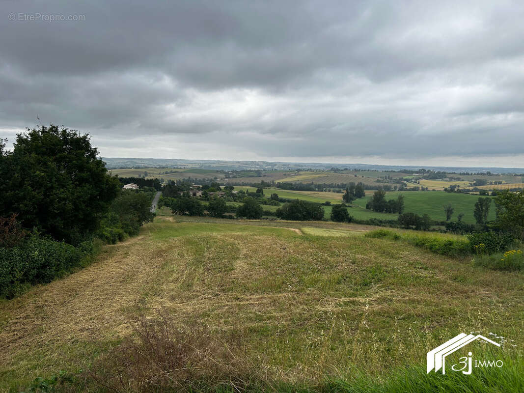 Terrain à BELLEGARDE-SAINTE-MARIE