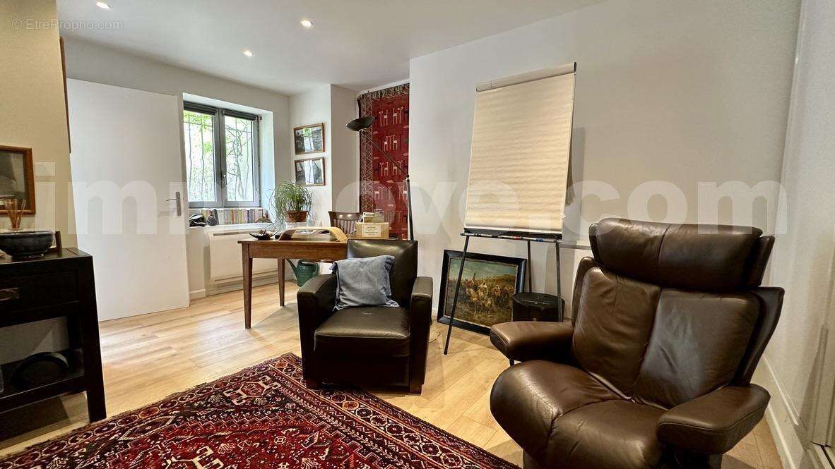 CF9C61C4-91CF-4989-88C1-D9E8EB095CEF_1_105_c - Commerce à CHARENTON-LE-PONT