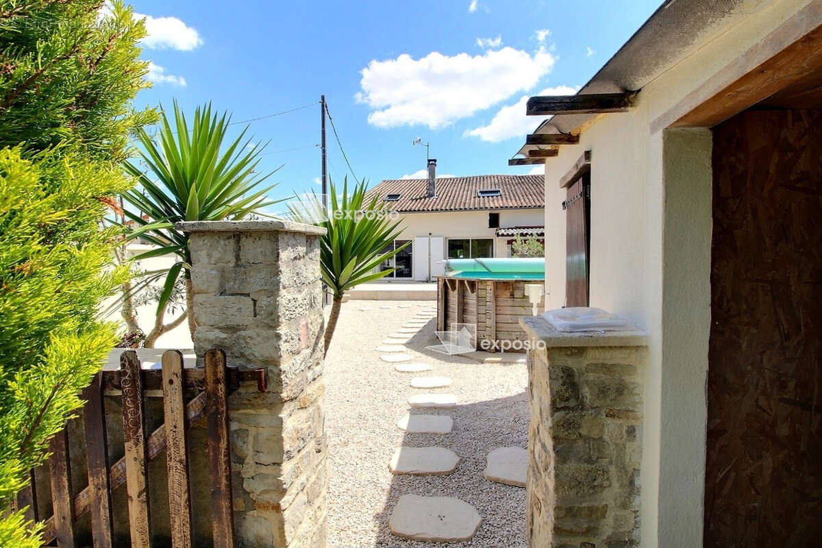 Maison à SAINT-MARTIN-DE-BERNEGOUE