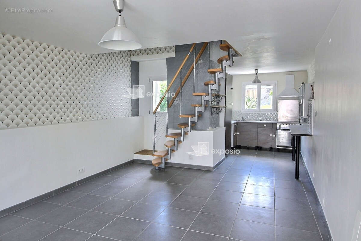 Maison à SAINT-MARTIN-DE-BERNEGOUE