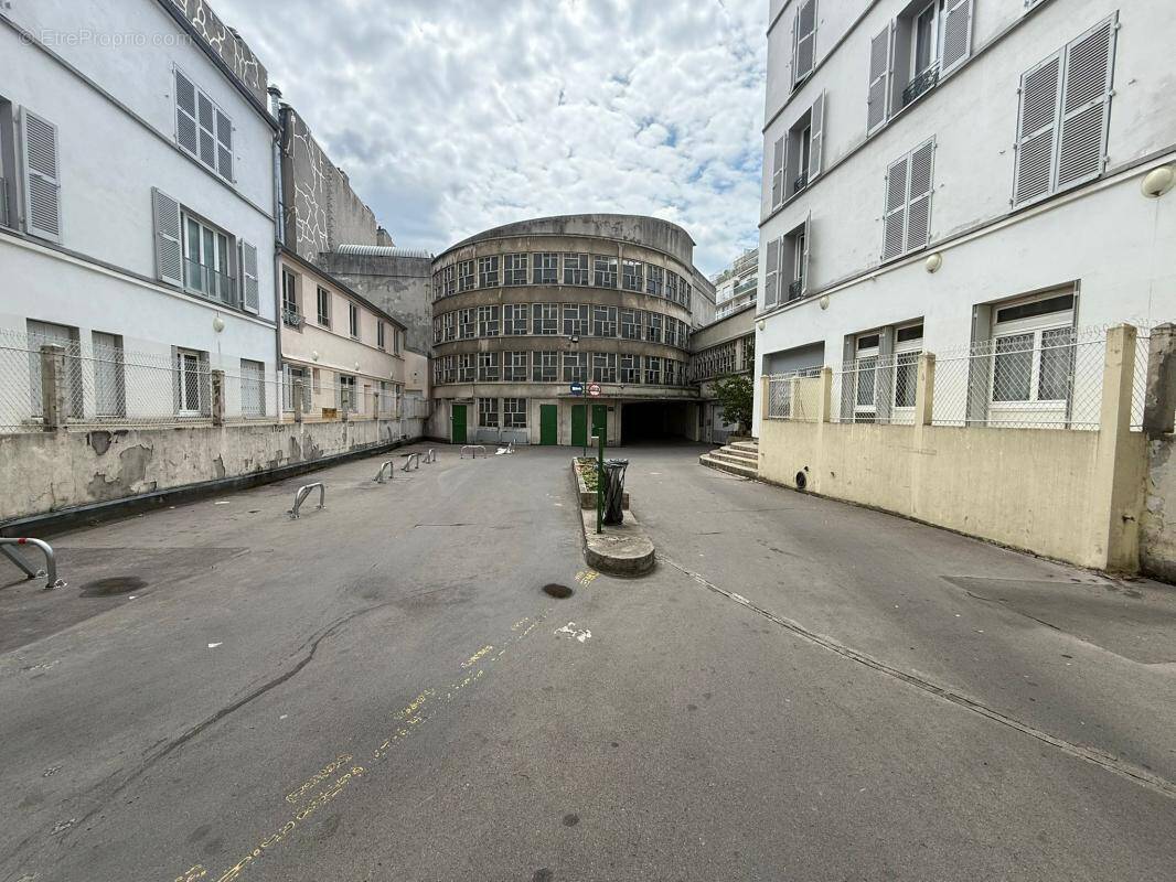 Parking à PARIS-18E