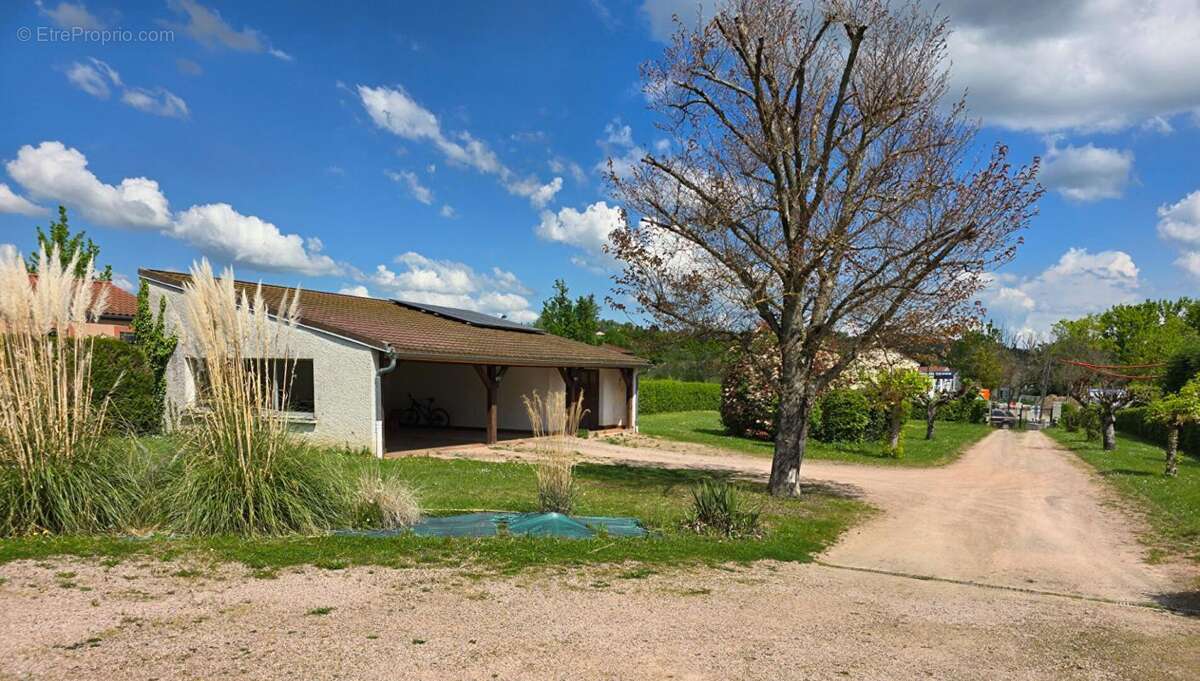 Maison à CREUZIER-LE-VIEUX