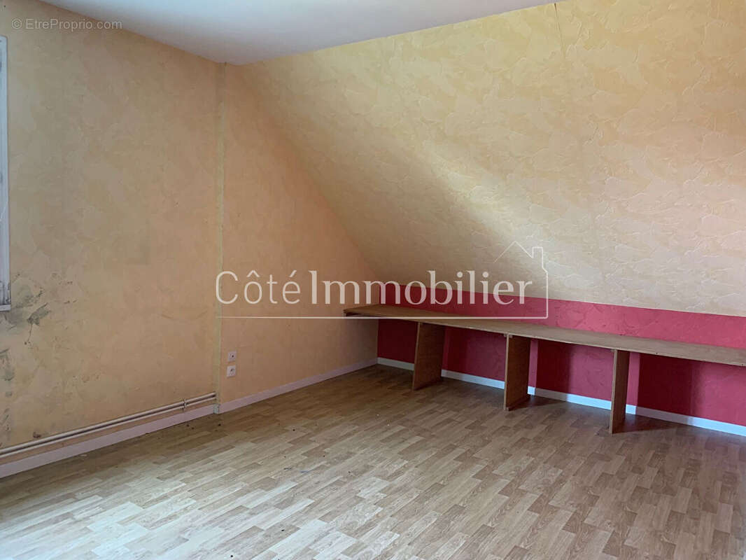 Maison à SAINT-HILAIRE-DE-CHALEONS