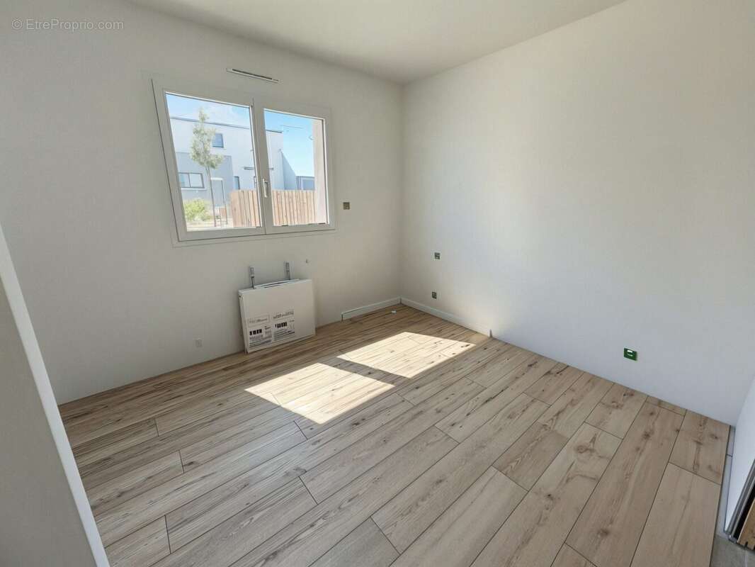 chambre du RDC avec placard - Maison à CHATEAUGIRON