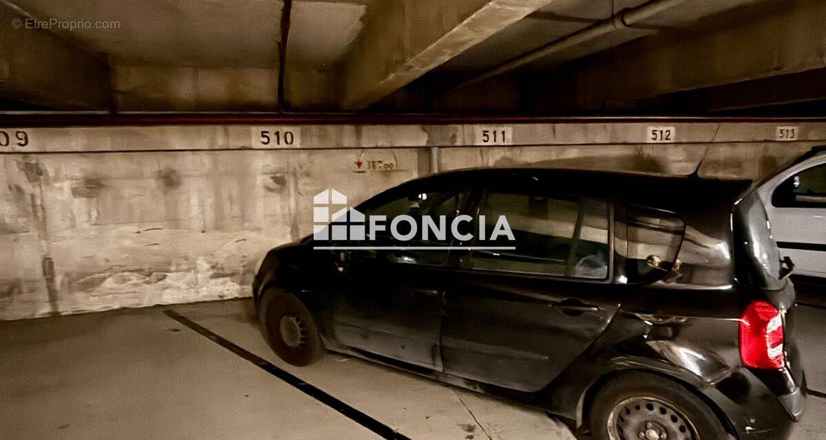 Parking à PARIS-18E