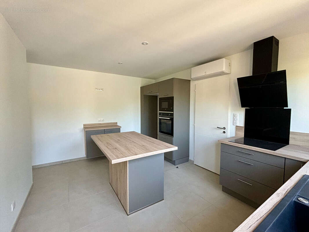 Maison à SAINT-LAURENT-DE-LA-PREE