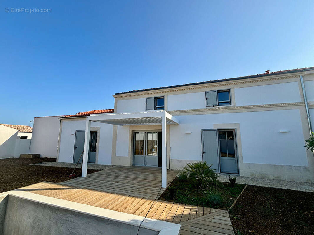 Maison à SAINT-LAURENT-DE-LA-PREE