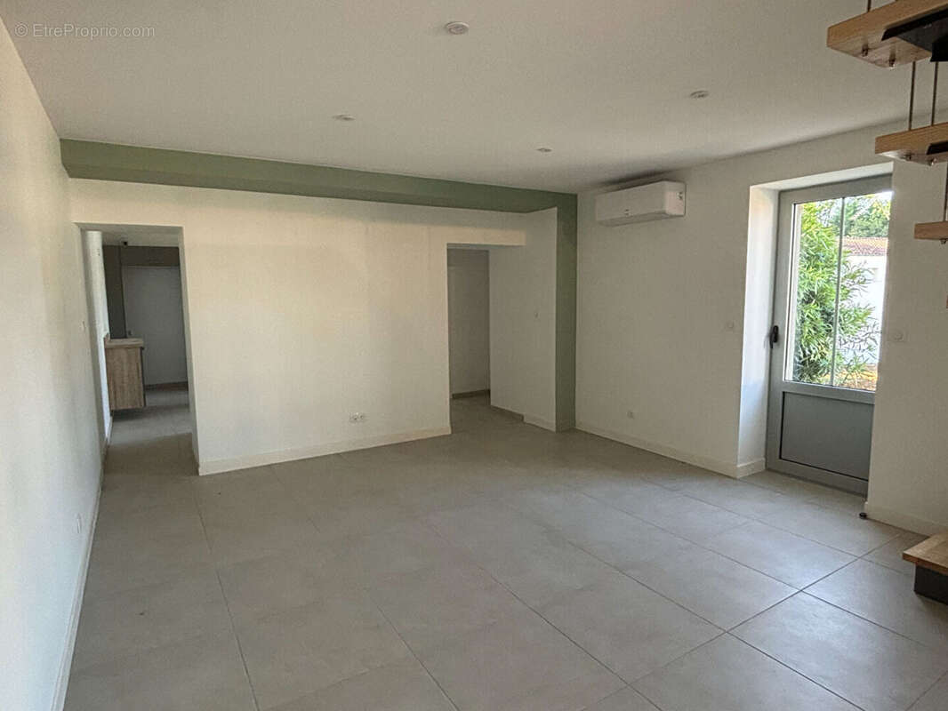 Maison à SAINT-LAURENT-DE-LA-PREE