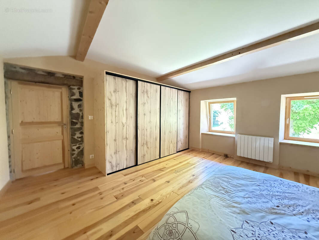 Maison à SAINT-JULIEN-CHAPTEUIL