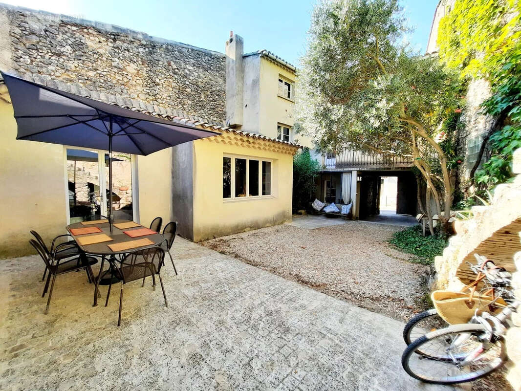 Maison à LA ROQUE-D&#039;ANTHERON