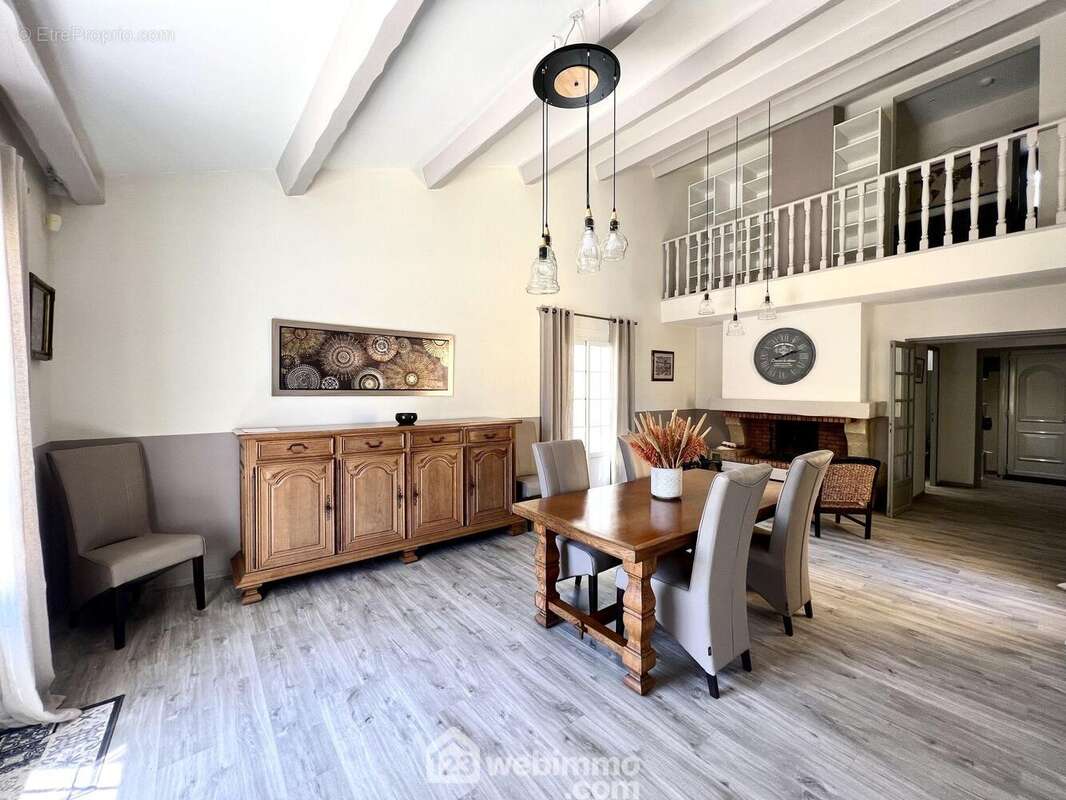 Le salon possède une très belle hauteur de plafond - Maison à LUCCIANA