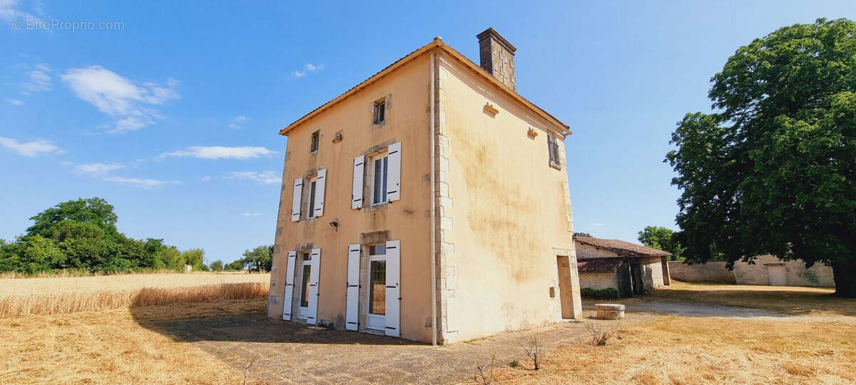 Maison à RUFFEC