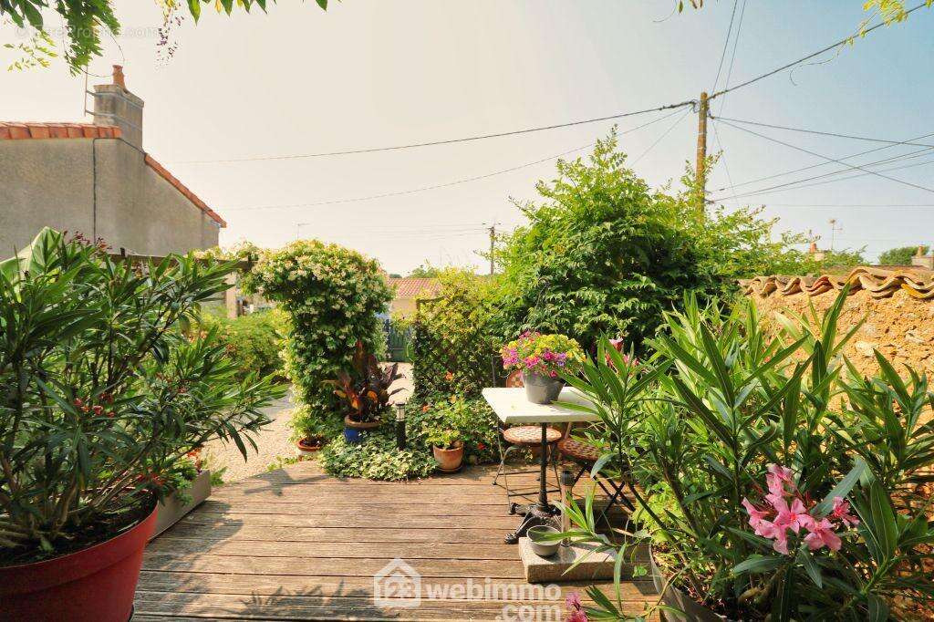 Dans un jardin intimiste, - Maison à MARIGNY-CHEMEREAU