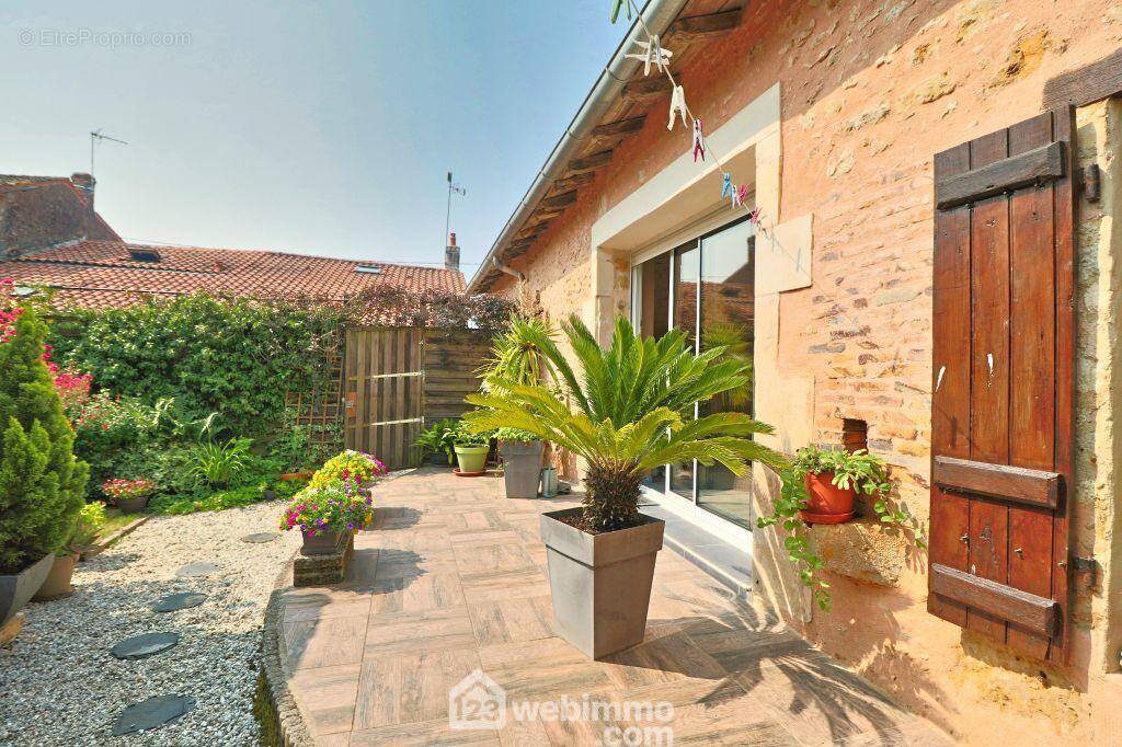 Un endroit propice au calme, - Maison à MARIGNY-CHEMEREAU