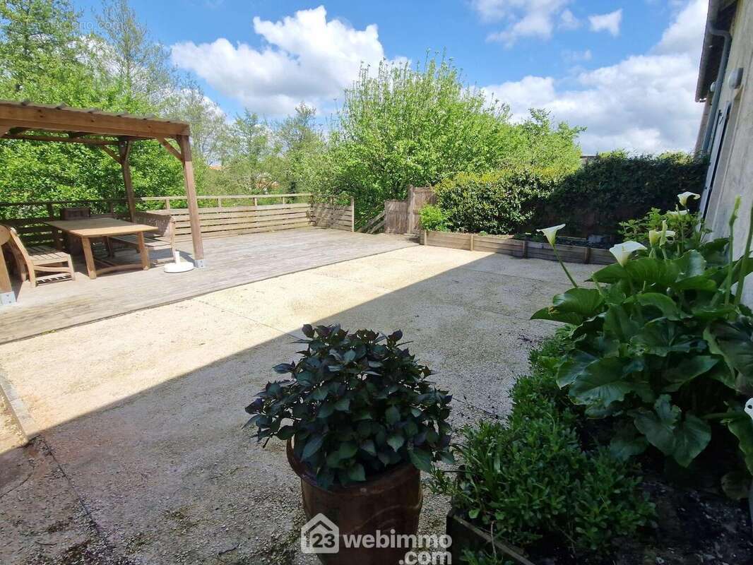 Bel extérieur sur verdure, partie abritée, cabanon de rangement. - Maison à LE GIROUARD