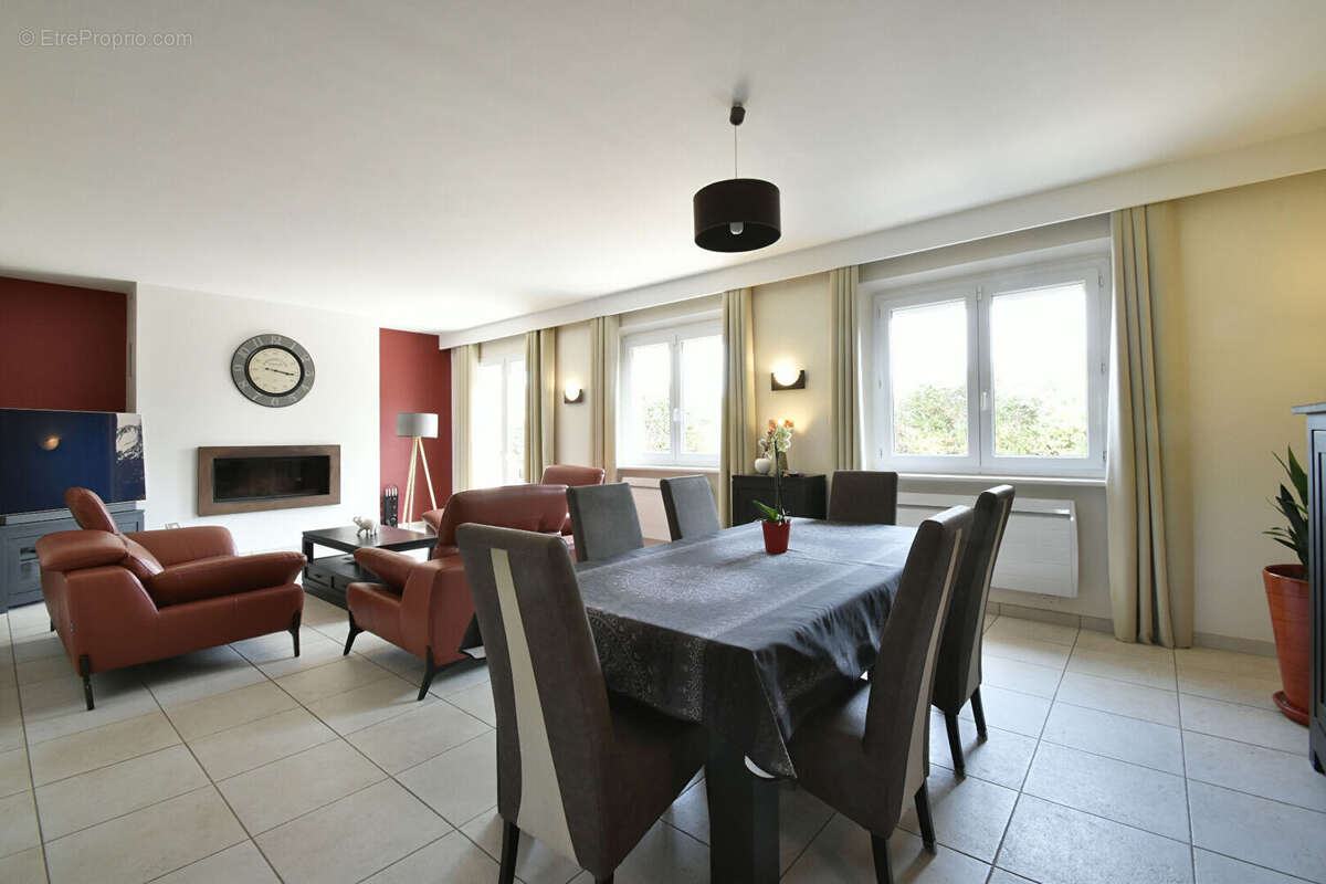 Maison à LES MESNULS