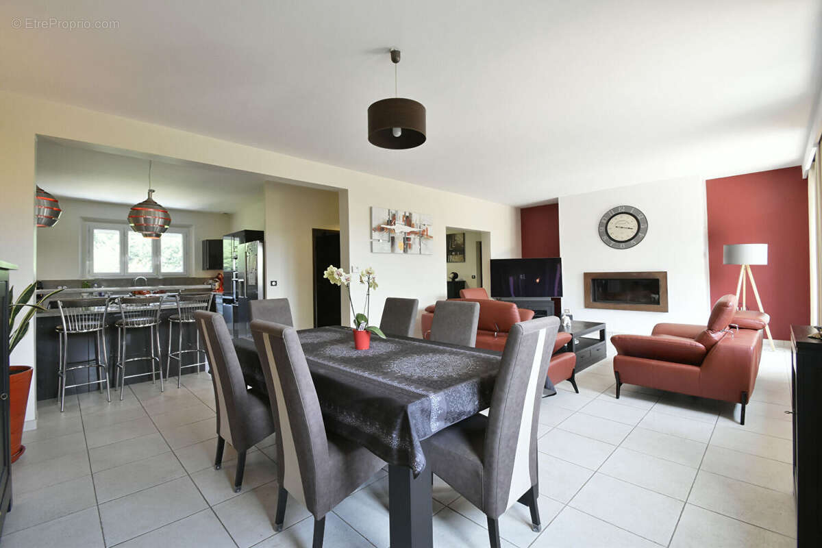 Maison à LES MESNULS