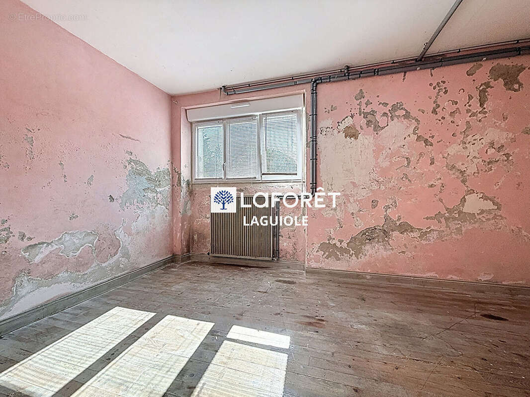 Maison à SAINTE-GENEVIEVE-SUR-ARGENCE