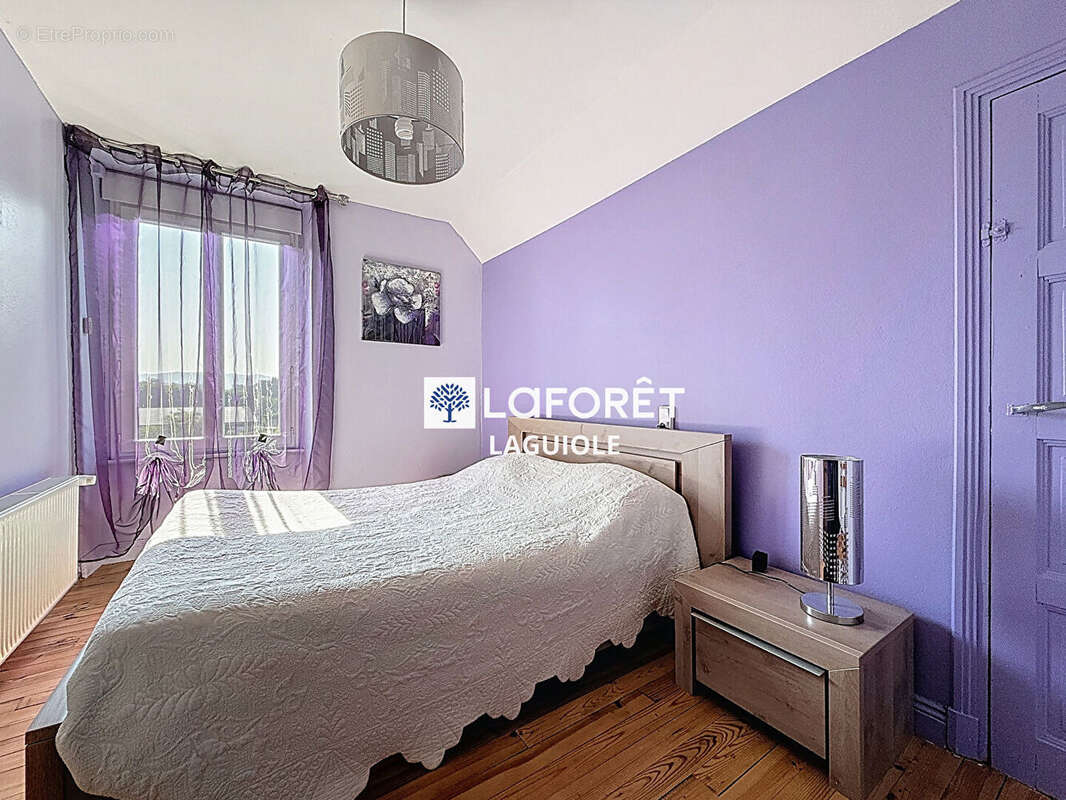 Maison à SAINTE-GENEVIEVE-SUR-ARGENCE