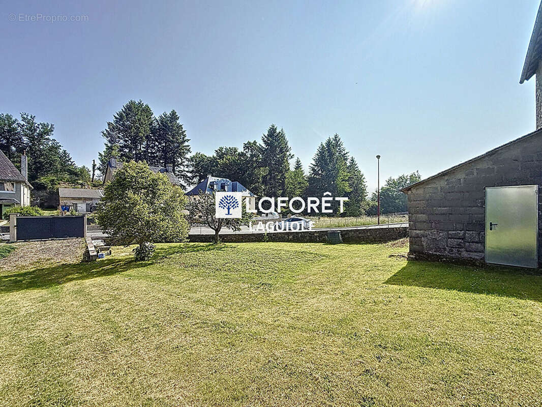 Maison à SAINTE-GENEVIEVE-SUR-ARGENCE