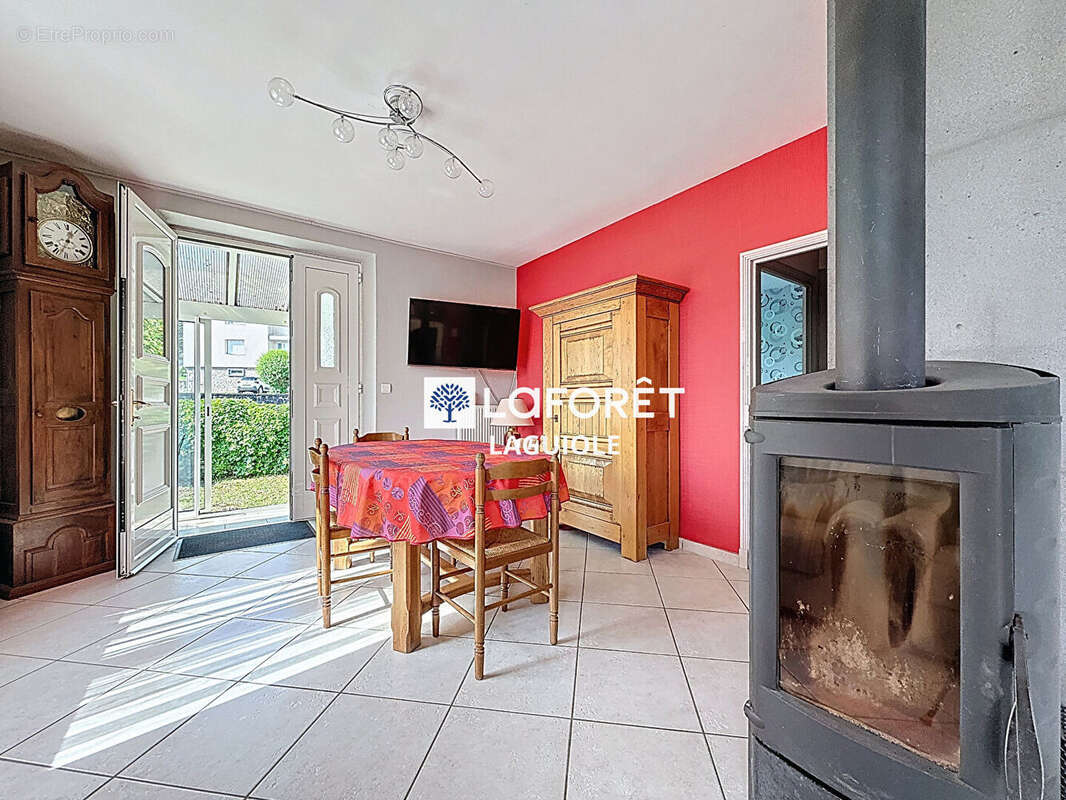 Maison à SAINTE-GENEVIEVE-SUR-ARGENCE