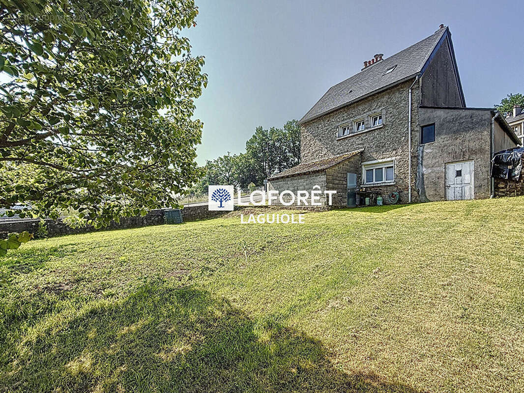 Maison à SAINTE-GENEVIEVE-SUR-ARGENCE