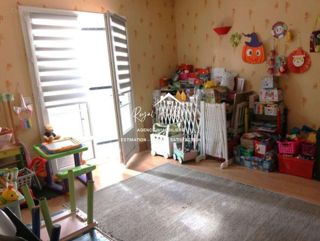 Chambre 1 au rez de chaussée  - Maison à AVAILLES-EN-CHATELLERAULT