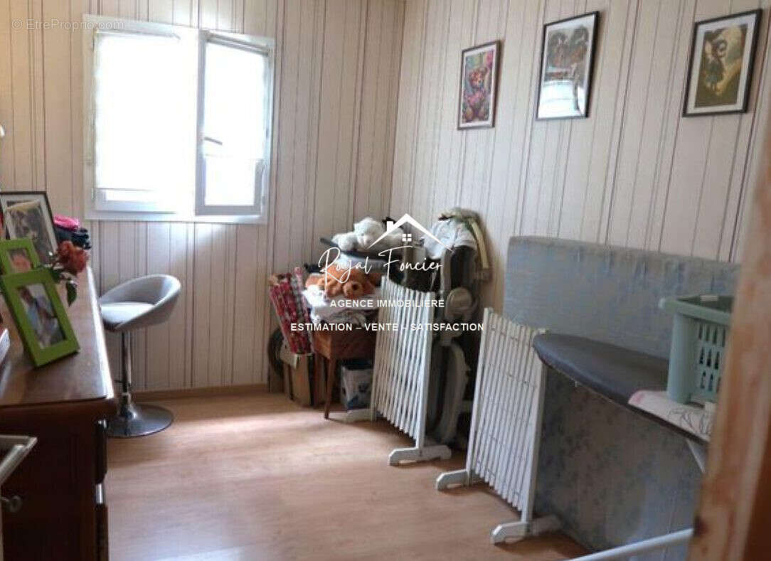 Chambre 2 au rez de chaussée  - Maison à AVAILLES-EN-CHATELLERAULT