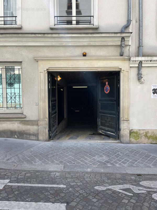 Parking à PARIS-18E