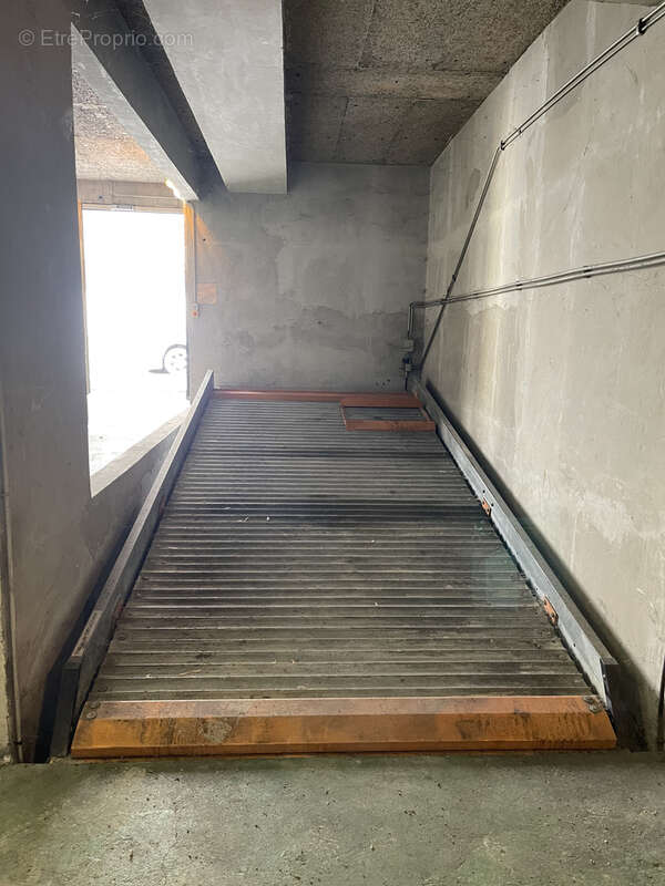 Parking à PARIS-18E