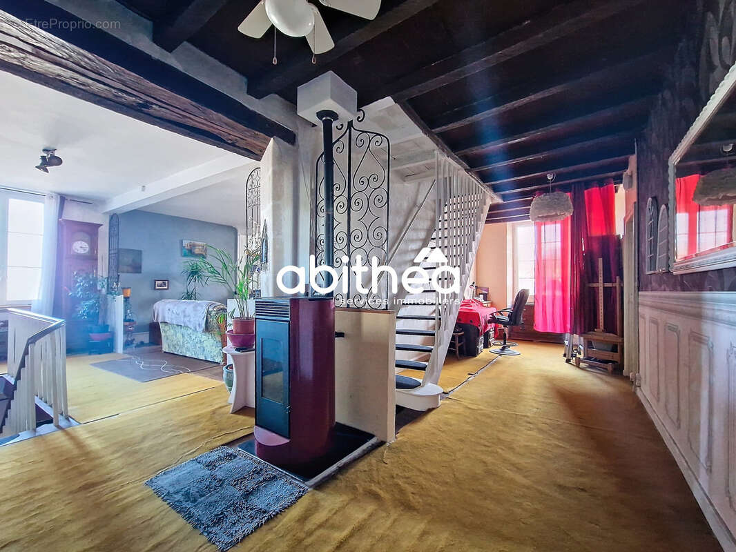 Maison à SAINT-GENIS-DE-SAINTONGE