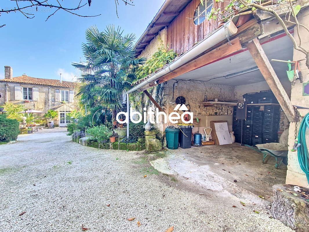 Maison à SAINT-GENIS-DE-SAINTONGE