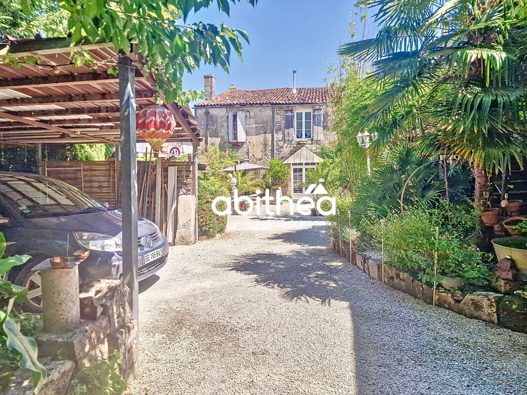 Maison à SAINT-GENIS-DE-SAINTONGE