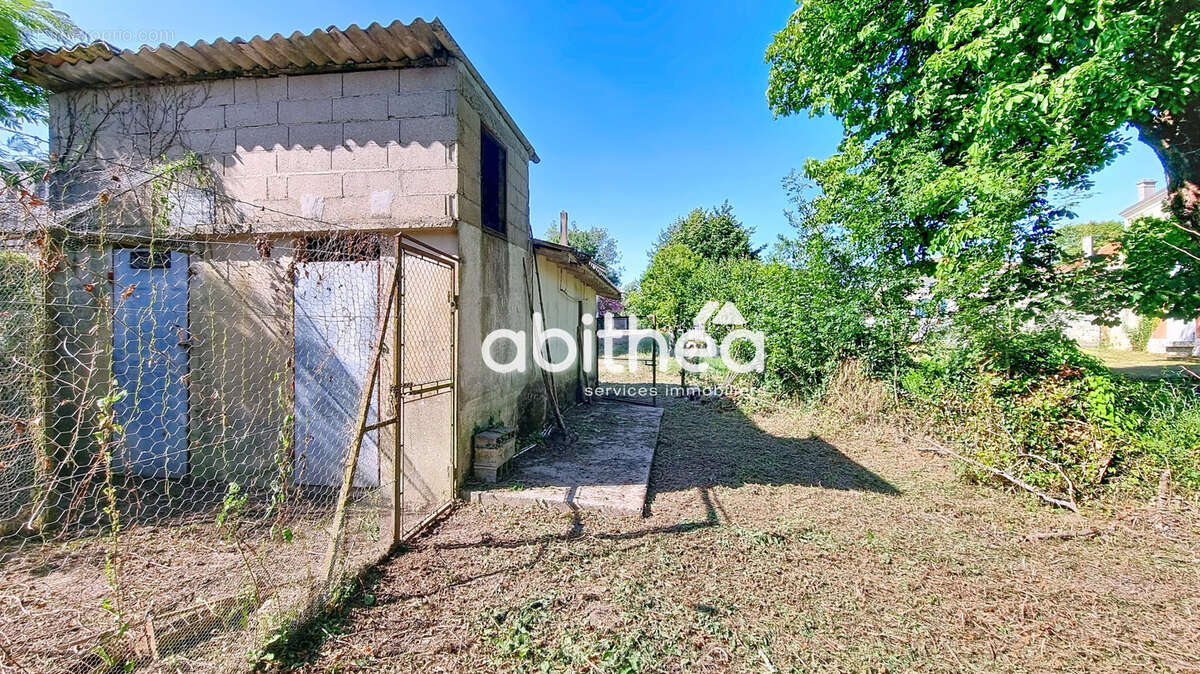 Maison à NIEUL-LE-VIROUIL