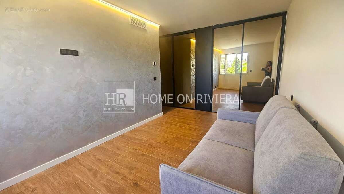 Appartement à SAINT-LAURENT-DU-VAR