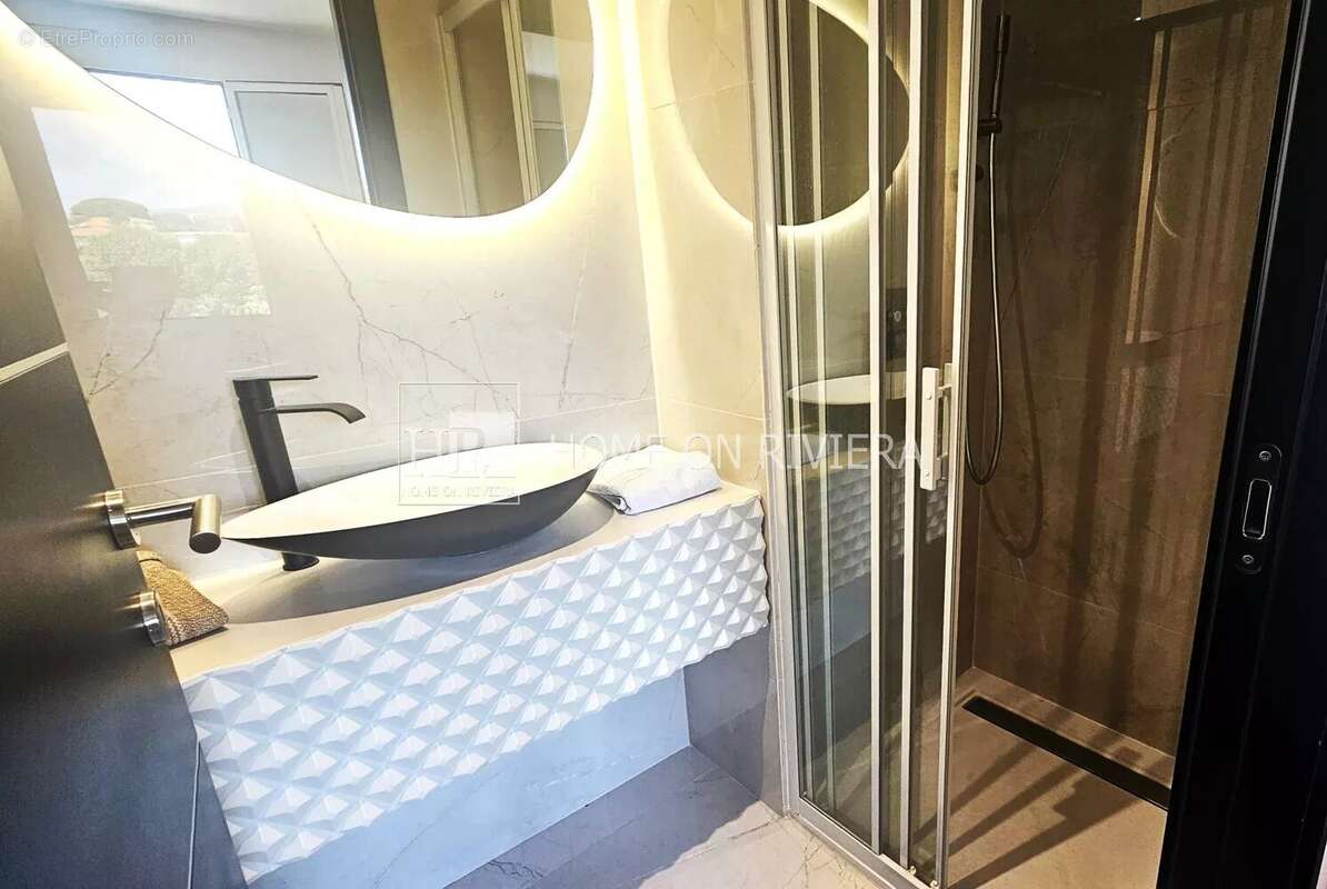 Appartement à SAINT-LAURENT-DU-VAR