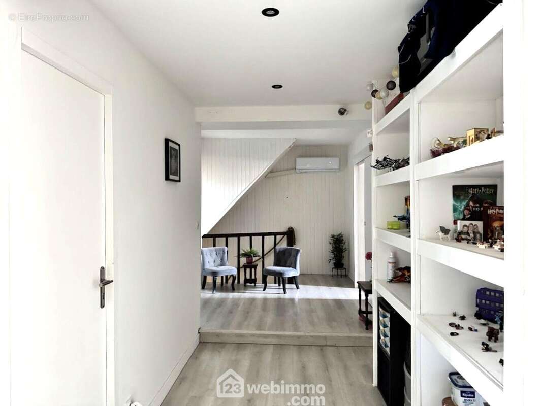 A l&#039;étage, le palier de 19m² distribue... - Maison à SAINT-AMAND-SUR-SEVRE