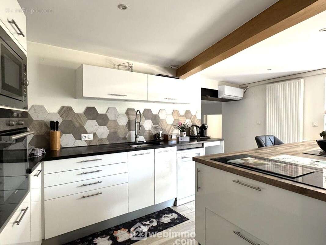 Celle-ci est récente et très fonctionnelle. - Maison à SAINT-AMAND-SUR-SEVRE