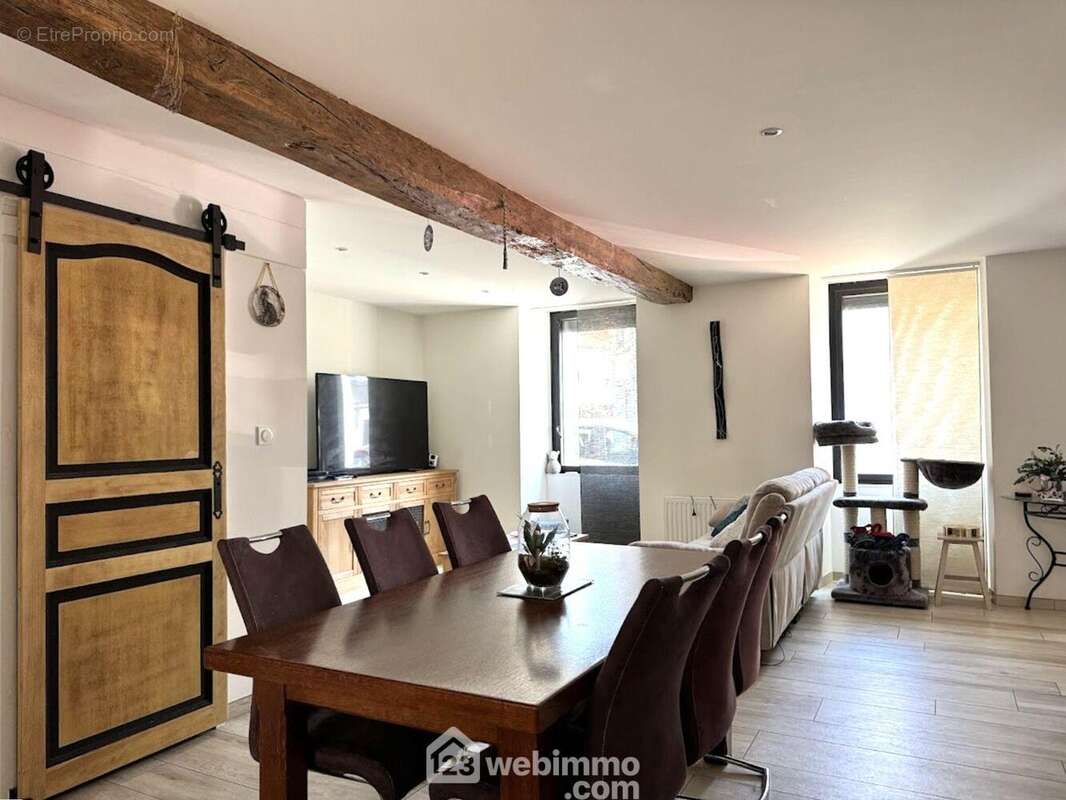 La pièce de vie avec... - Maison à SAINT-AMAND-SUR-SEVRE