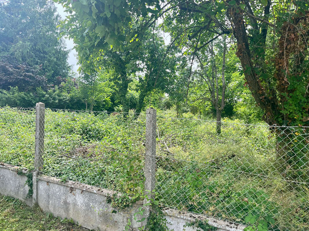 Terrain à ESCOLIVES-SAINTE-CAMILLE