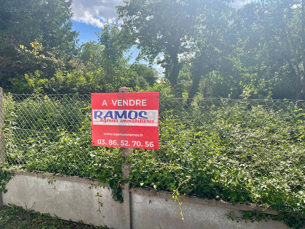 Terrain à ESCOLIVES-SAINTE-CAMILLE